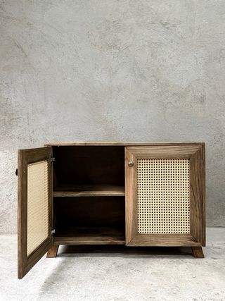 Consola rústica de madera y ratán