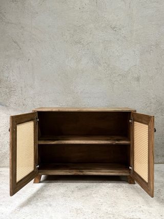 Consola rústica de madera y ratán