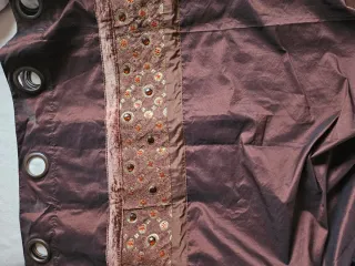 Cortina marrón A dejar do gato preto