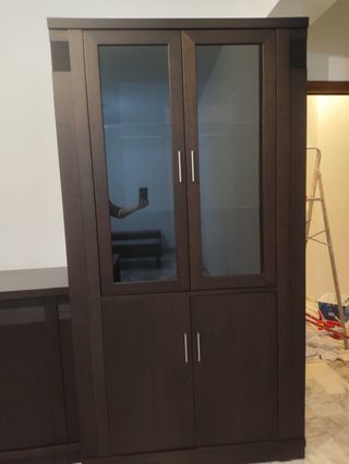 Vitrina de madera y cristal