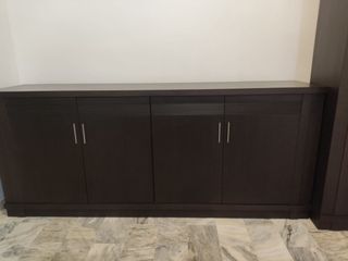 Cómoda de salón de madera oscura