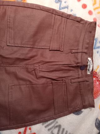 Falda marrón de cuero con bolsillos