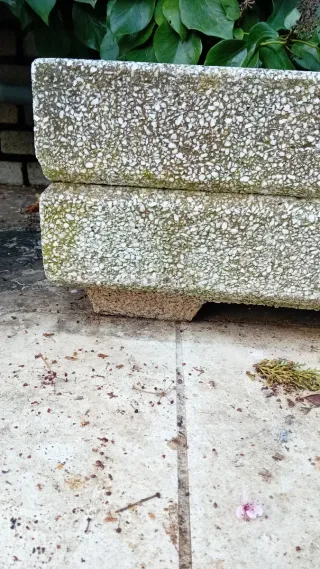 Jardinera de piedra rectangular