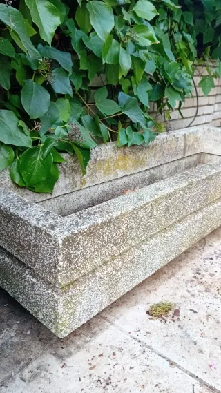 Jardinera de piedra rectangular