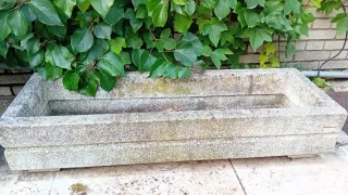 Jardinera de piedra rectangular