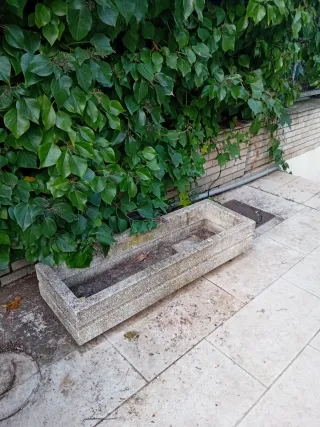 Jardinera de piedra rectangular