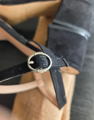 Sandalias Mustang ante hebilla tacón ancho