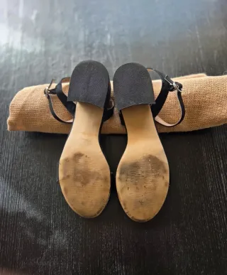 Sandalias Mustang ante hebilla tacón ancho