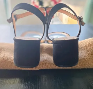 Sandalias Mustang ante hebilla tacón ancho