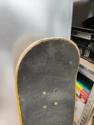 Monopatín con diseño de cruz