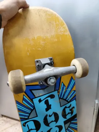 Monopatín con diseño de cruz