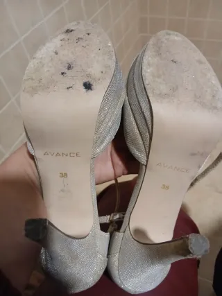 Zapatos de tacón dorados y plateados