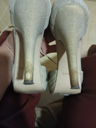 Zapatos de tacón dorados y plateados