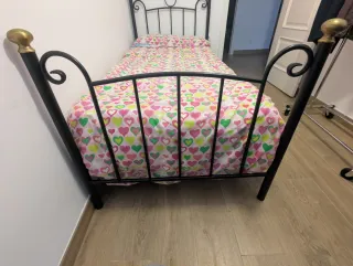Cama individual de metal con somier y colchón