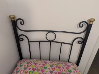 Cama individual de metal con somier y colchón