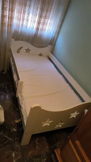 Cama infantil blanca con estrellas