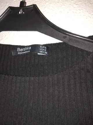 Camiseta Bershka manga larga negra
