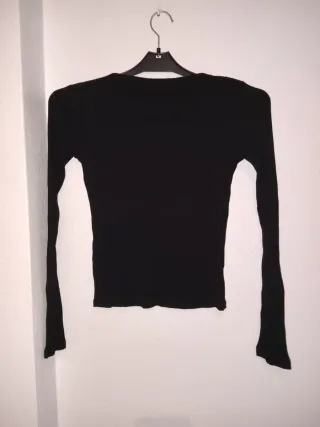 Camiseta Bershka manga larga negra