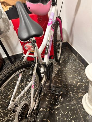 Bicicleta Blanca Talla 26 con Casco