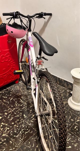 Bicicleta Blanca Talla 26 con Casco