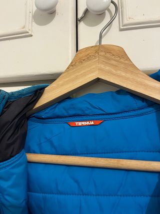 Plumífero sintético Ternua niño roja y negra