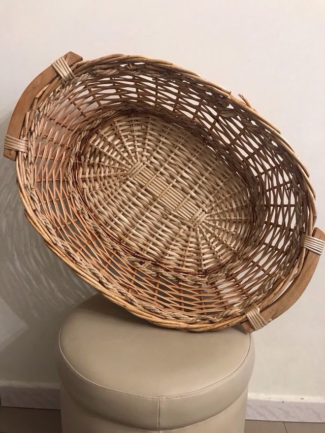 Cesta ovale in vimini con manici in legno