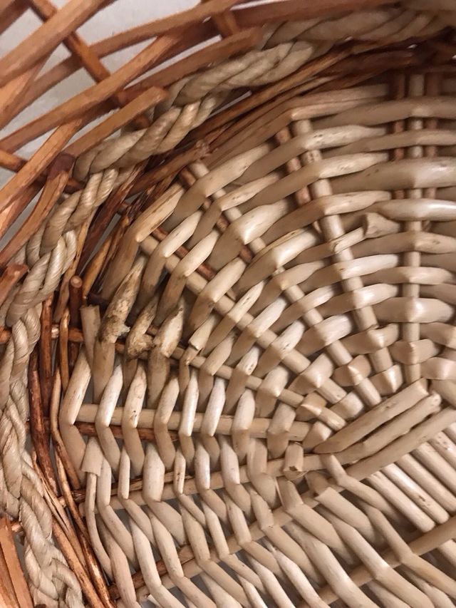 Cesta ovale in vimini con manici in legno