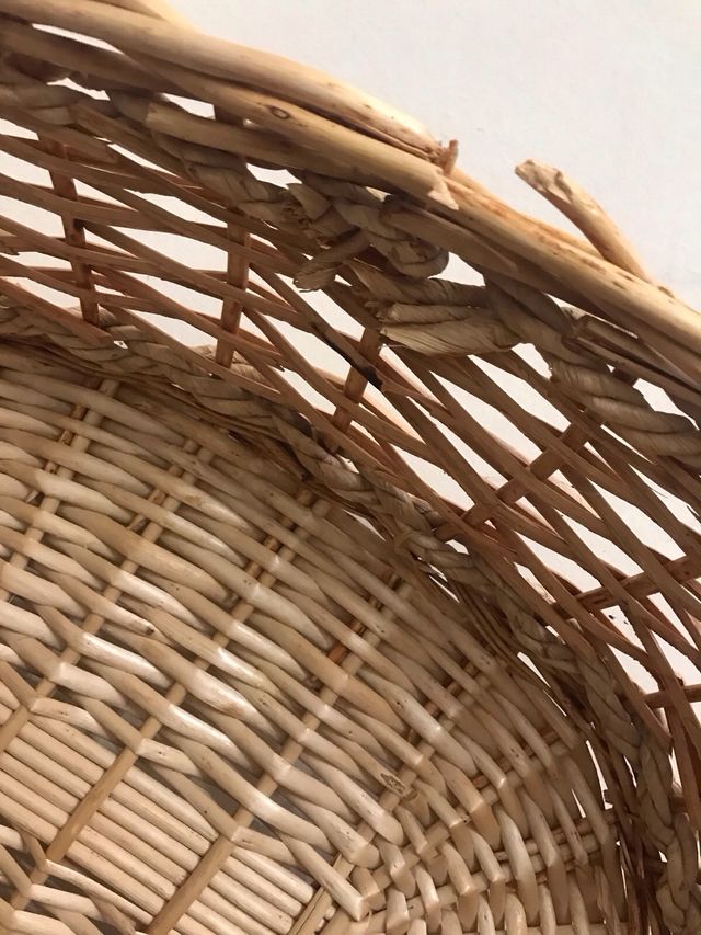 Cesta ovale in vimini con manici in legno