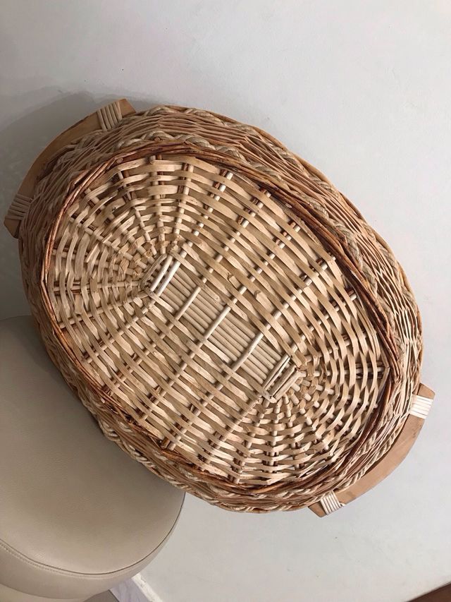 Cesta ovale in vimini con manici in legno