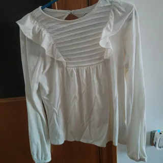 Camisa blanca con volantes