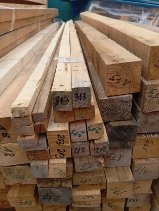 Listónes, palos, postes, de madera