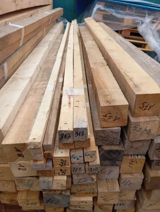 Listónes, palos, postes, de madera