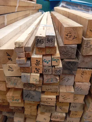 Listónes, palos, postes, de madera