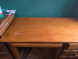 Escritorio de madera con cajones.