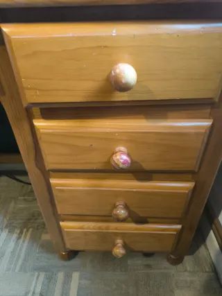 Escritorio de madera con cajones.