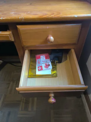 Escritorio de madera con cajones.