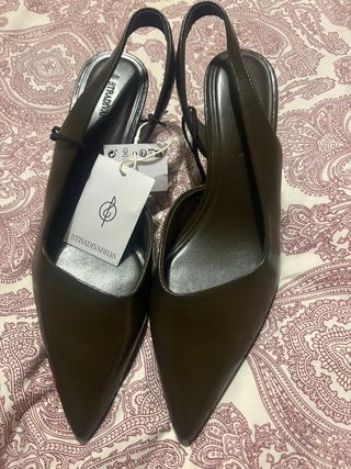 Zapatos tacón bajo verde caqui