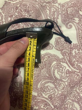 Zapatos tacón bajo verde caqui