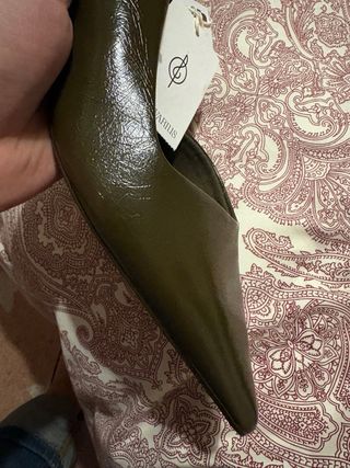 Zapatos tacón bajo verde caqui