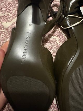 Zapatos tacón bajo verde caqui