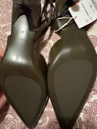 Zapatos tacón bajo verde caqui