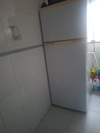 Congelador blanco en buen estado