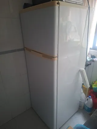 Congelador blanco en buen estado