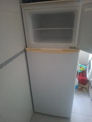 Congelador blanco en buen estado