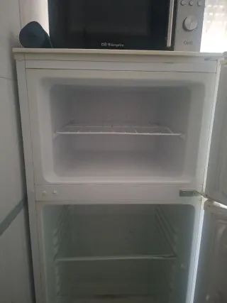 Congelador blanco en buen estado