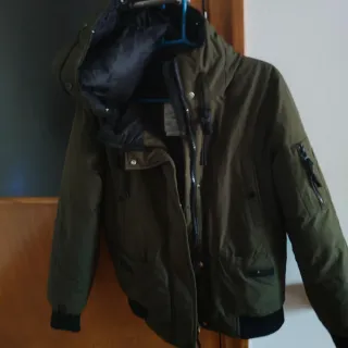 Cazadora verde militar con capucha