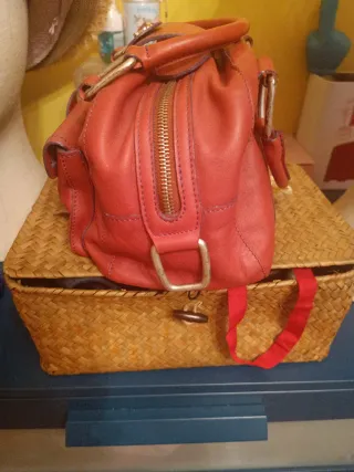 Bolso de mano rojo
