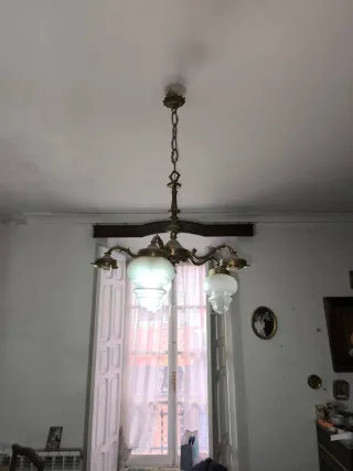 Lámpara de araña dorada antigua