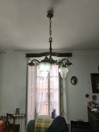 Lámpara de araña dorada antigua