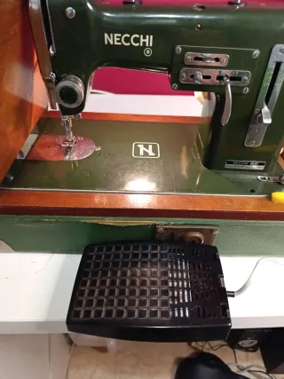 Máquina de coser NECCHI verde eléctrica.